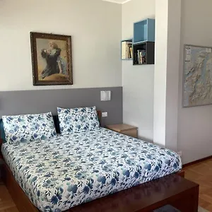 https://lakeviewcabin-king-room-with-balcony.it-lombardy.com